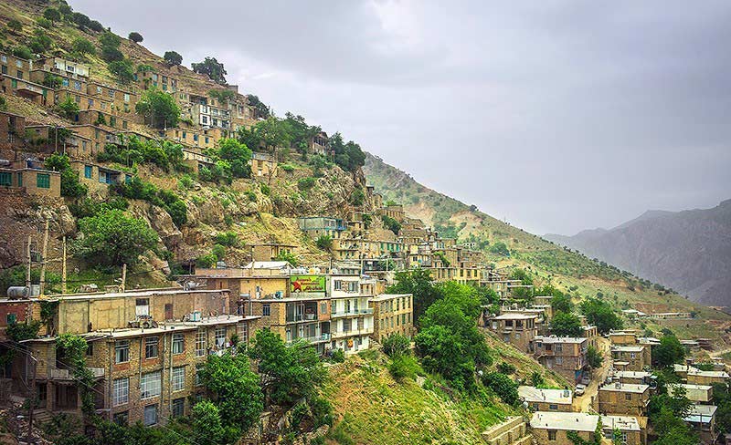 روستای پلکانی در اورامانات کردستان روی دامنه کوه