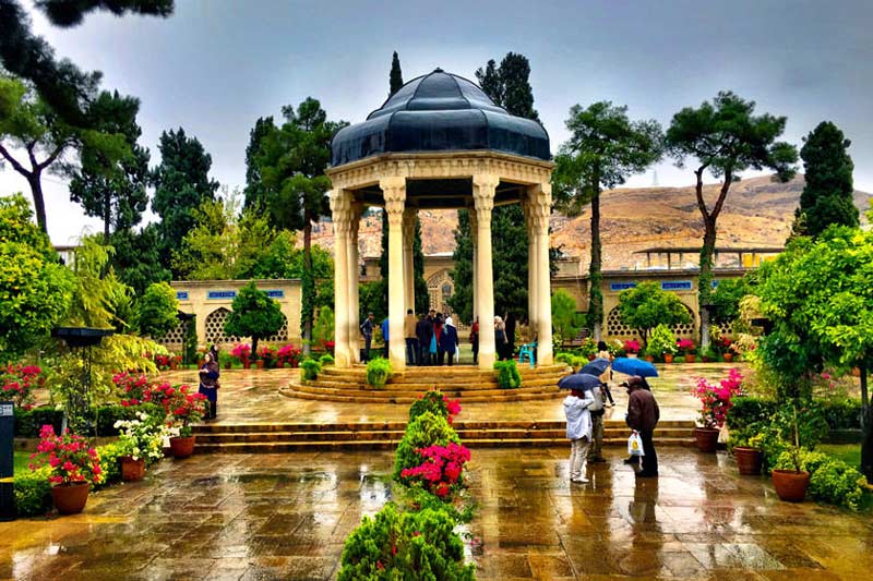 آرامگاه حافظ در حافظیه شیراز در فصل بهار زیر باران
